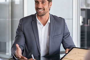 Il responsabile della tecnologia e dell'innovazione discute di strategia digitale e tecnologia in un ufficio professionale.