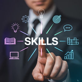 Professionista che interagisce con un'interfaccia digitale per la valutazione delle competenze, presentando un'analisi delle lacune formative e formulando raccomandazioni per la formazione.