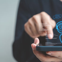 Persona che utilizza uno smartphone con un'interfaccia di chat digitale, in rappresentanza di un chatbot Copilot HR per le politiche e le normative aziendali.