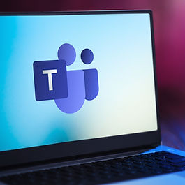 Computer portatile con visualizzato Microsoft Teams, a dimostrazione dell'integrazione digitale in classe per l'apprendimento e la collaborazione.